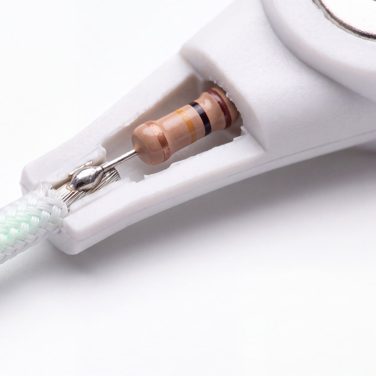 Cutaway illustration of the Naturalive grounding cord's snap end, showing the built-in 100 kΩ safety resistor